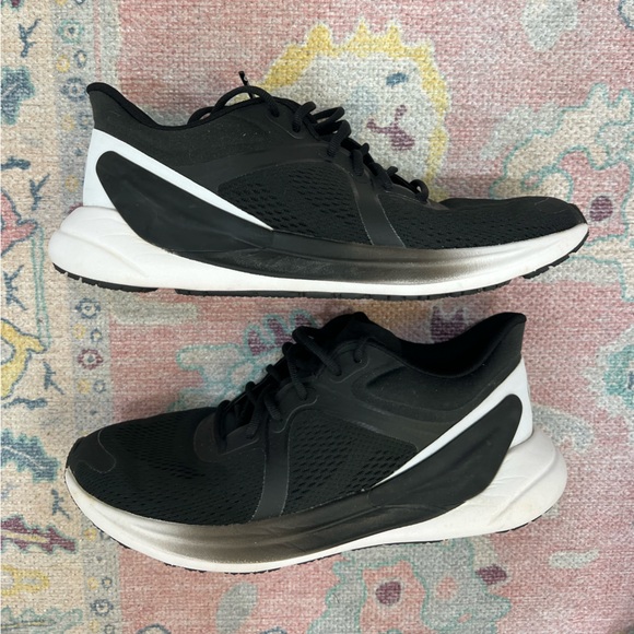Nike Black and White Women's Running Shoes - Picture 1 of 2